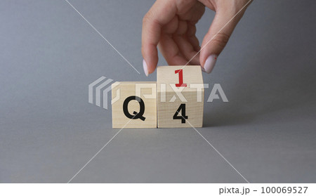 From 4th Quarter to 1st symbol. Businessman...の写真素材 [100069527] - PIXTA