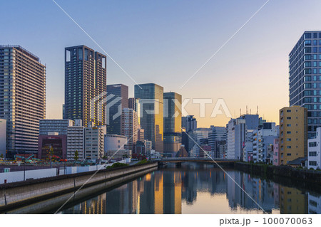 朝焼けがビルを染める中之島の風景(越中橋からの眺め) 朝焼けがビルを染める中之島の風景(越中橋からの眺め) 100070063