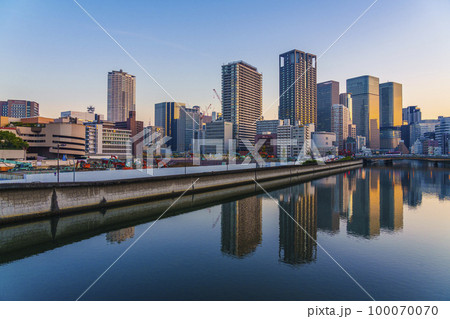 朝焼けがビルを染める中之島の風景（越中橋からの眺め） 100070070