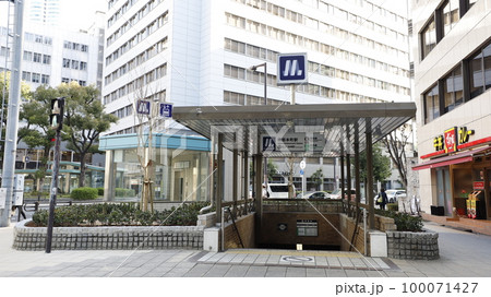 大阪メトロの堺筋本町駅(船場東)の13号出入口、手前に階段、奥にエレベーターが見える 大阪メトロの堺筋本町駅(船場東)の13号出入口、手前に階段、奥にエレベーターが見える 100071427