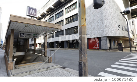 大阪メトロの堺筋本町駅（船場東）の10号出入口、奥に船場センタービルが見える 100071430