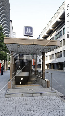 大阪メトロの堺筋本町駅（船場東）の10号出入口、奥に船場センタービルが見える 100071545