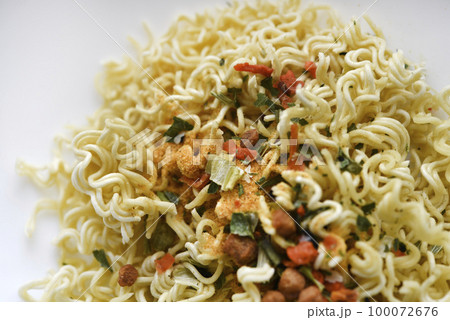 Instant noodles on a plate. Noodles with seasonings. Fast food. Instant noodles on a plate. Noodles with seasonings. Fast food. 100072676
