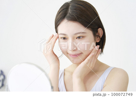 スキンケアする20代女性 スキンケアする20代女性 100072749