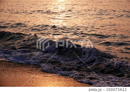 Sea big waves on the shore of the Persian Gulf Sea big waves on the shore of the Persian Gulf 100073622
