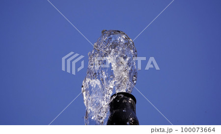 Water in the fountain flies, drips, foams, flows 100073664