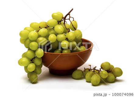 A bunch of ripe grapes in a plate on a white background 100074096