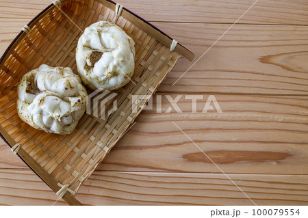 笊にのせたユリ根 100079554