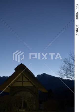 北杜市武川町、暮れ行く空、水車の上に近付く木星と金星 北杜市武川町、暮れ行く空、水車の上に近付く木星と金星 100079665