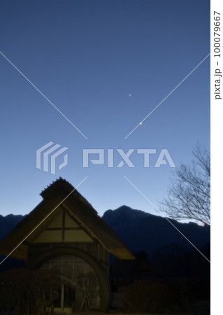 北杜市武川町、暮れ行く空、水車の上に近付く木星と金星 100079667