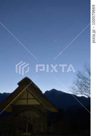 北杜市武川町、暮れ行く空、水車の上に近付く木星と金星 100079669