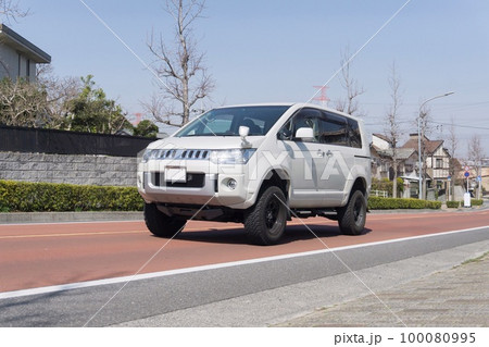 オフロード車　ミニバン　道路走行 100080995