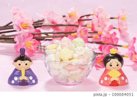 雛あられと雛人形 100084051