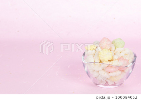 ピンク背景に雛あられ 100084052