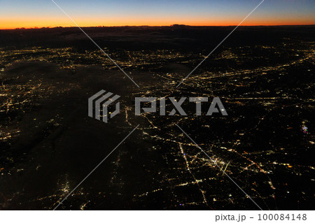 飛行機の窓から観る東京の夜景と雲（日没直後） 100084148