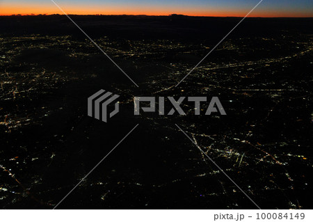 飛行機の窓から観る東京の夜景と雲(日没直後) 飛行機の窓から観る東京の夜景と雲(日没直後) 100084149