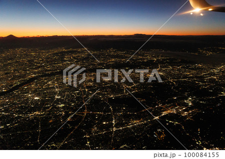 飛行機の窓から観る東京の夜景と富士山（黄昏時） 100084155