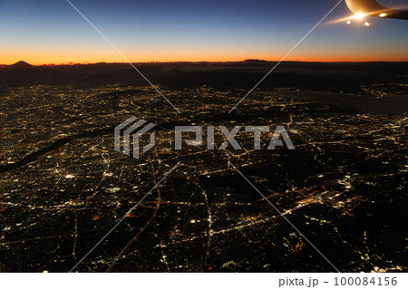 飛行機の窓から観る東京の夜景と富士山（黄昏時） 100084156
