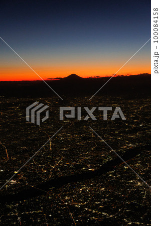 飛行機の窓から観る東京の夜景と富士山(黄昏時) 飛行機の窓から観る東京の夜景と富士山(黄昏時) 100084158