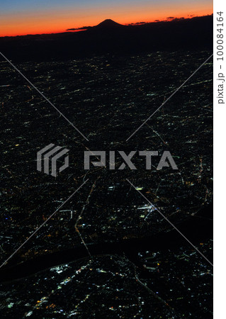 飛行機から観る東京スカイツリーと富士山(日没直後) 飛行機から観る東京スカイツリーと富士山(日没直後) 100084164