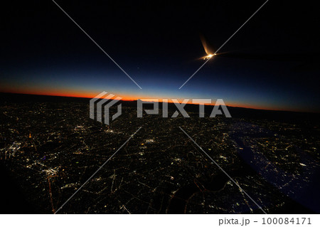 飛行機から観る東京スカイツリーと富士山（日没直後） 100084171