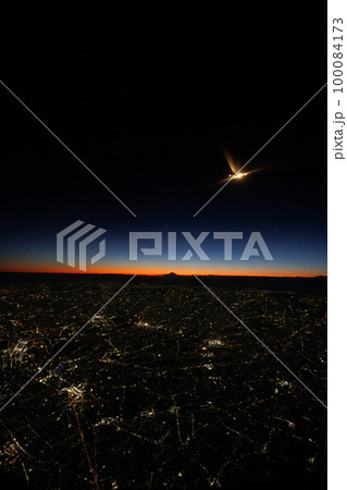 飛行機から観る東京スカイツリーと富士山（日没直後） 100084173