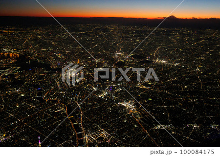 飛行機から観る東京スカイツリーと富士山（日没直後） 100084175