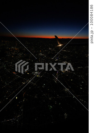 飛行機から観る東京の夜景と富士山(日没直後)縦構図 飛行機から観る東京の夜景と富士山(日没直後)縦構図 100084186