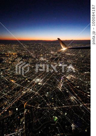 飛行機から観る東京の夜景と富士山(日没直後)縦構図 飛行機から観る東京の夜景と富士山(日没直後)縦構図 100084187