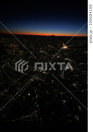 飛行機から観る東京の夜景と富士山(日没直後)縦構図 飛行機から観る東京の夜景と富士山(日没直後)縦構図 100084188