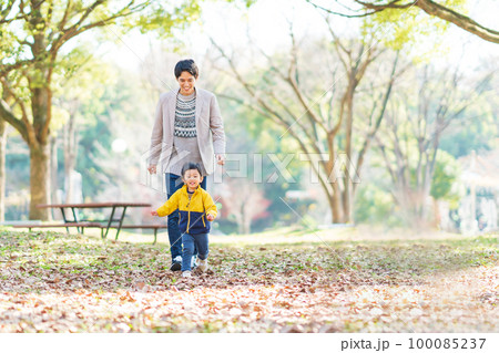 公園で遊ぶお父さんと男の子 100085237