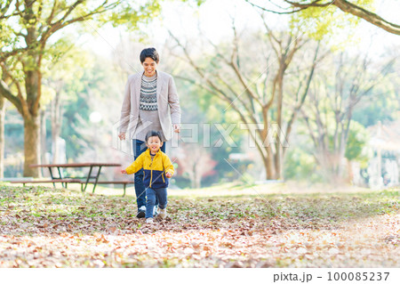 公園で遊ぶお父さんと男の子 公園で遊ぶお父さんと男の子 100085237
