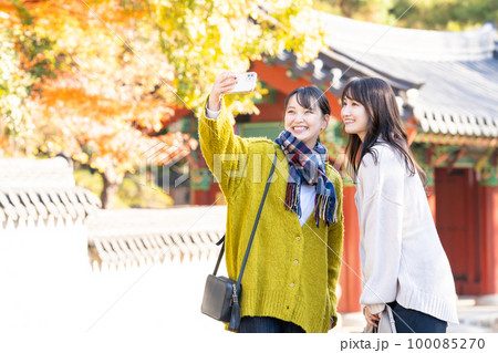 スマホで記念写真を撮る若い女性 100085270