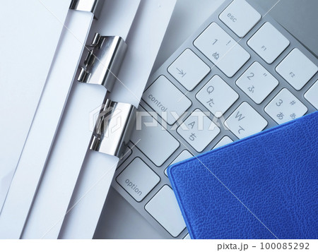 書類、手帳、パソコンのビジネスイメージ  100085292