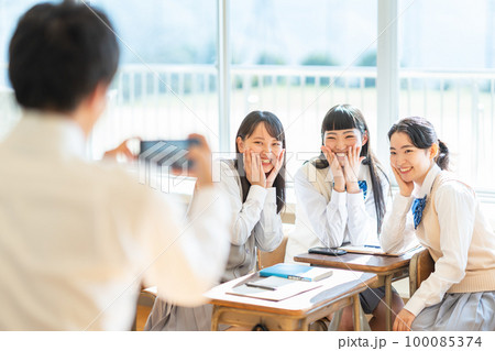 教室でスマホで写真を撮る女子高生 教室でスマホで写真を撮る女子高生 100085374