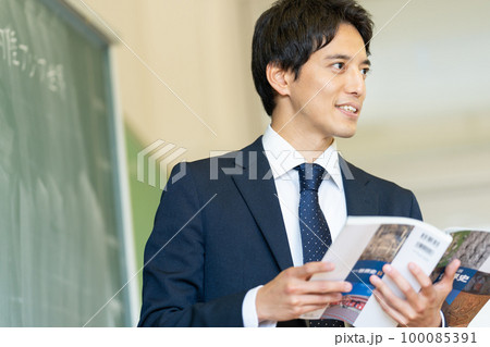 教室で授業をする男性教師 100085391