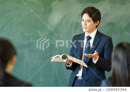 教室で授業をする男性教師 教室で授業をする男性教師 100085394