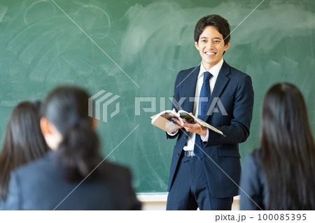 教室で授業をする男性教師 100085395