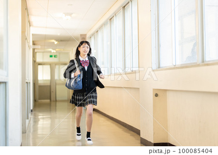 学校の廊下を走る女子高生 学校の廊下を走る女子高生 100085404