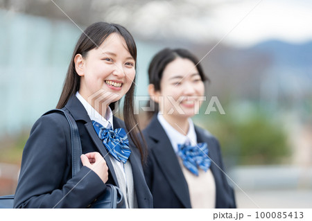 女子高生　通学　制服 100085413
