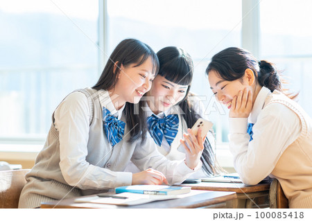 女子高生　スマホ　教室 100085418