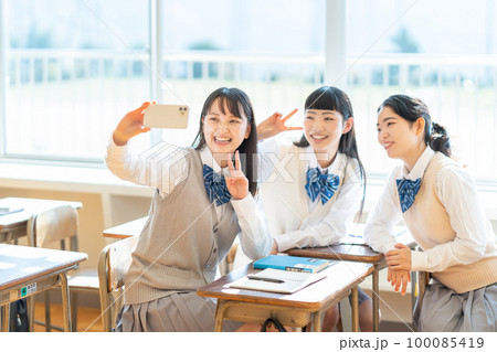 スマホで自撮りをする女子高生 100085419