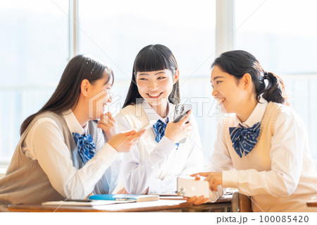 女子高生　スマホ　教室 100085420