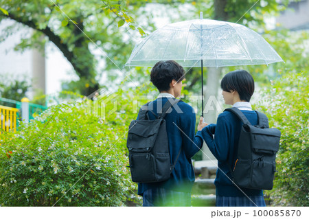 高校生 カップル 雨  高校生 カップル 雨  100085870