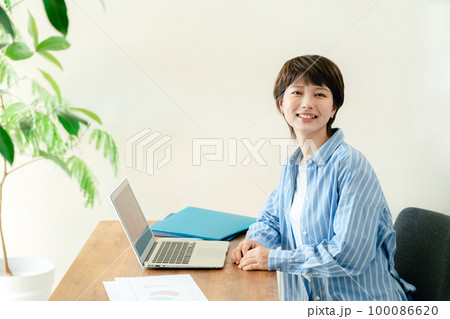 パソコン作業をする若い女性 パソコン作業をする若い女性 100086620
