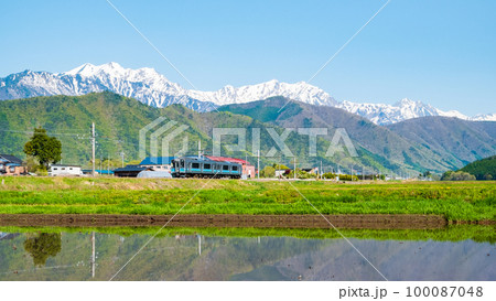 大町市から望む残雪の北アルプス・後立山連峰と大糸線（5月） 100087048