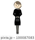 ブラックフォーマルの女性 100087083