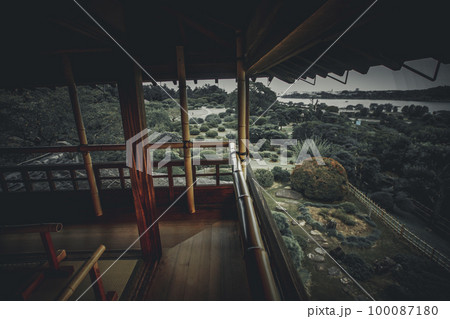 日本家屋の廊下 100087180