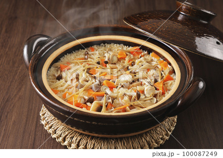土鍋で炊いた五目炊き込みごはん 土鍋で炊いた五目炊き込みごはん 100087249
