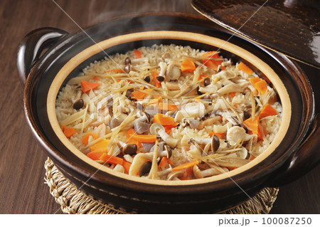 土鍋で炊いた五目炊き込みごはん 100087250